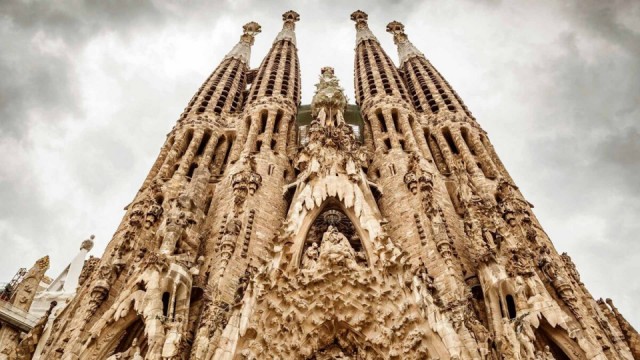 La Sagrada Familia: Travel Guide - Travelersmood.com